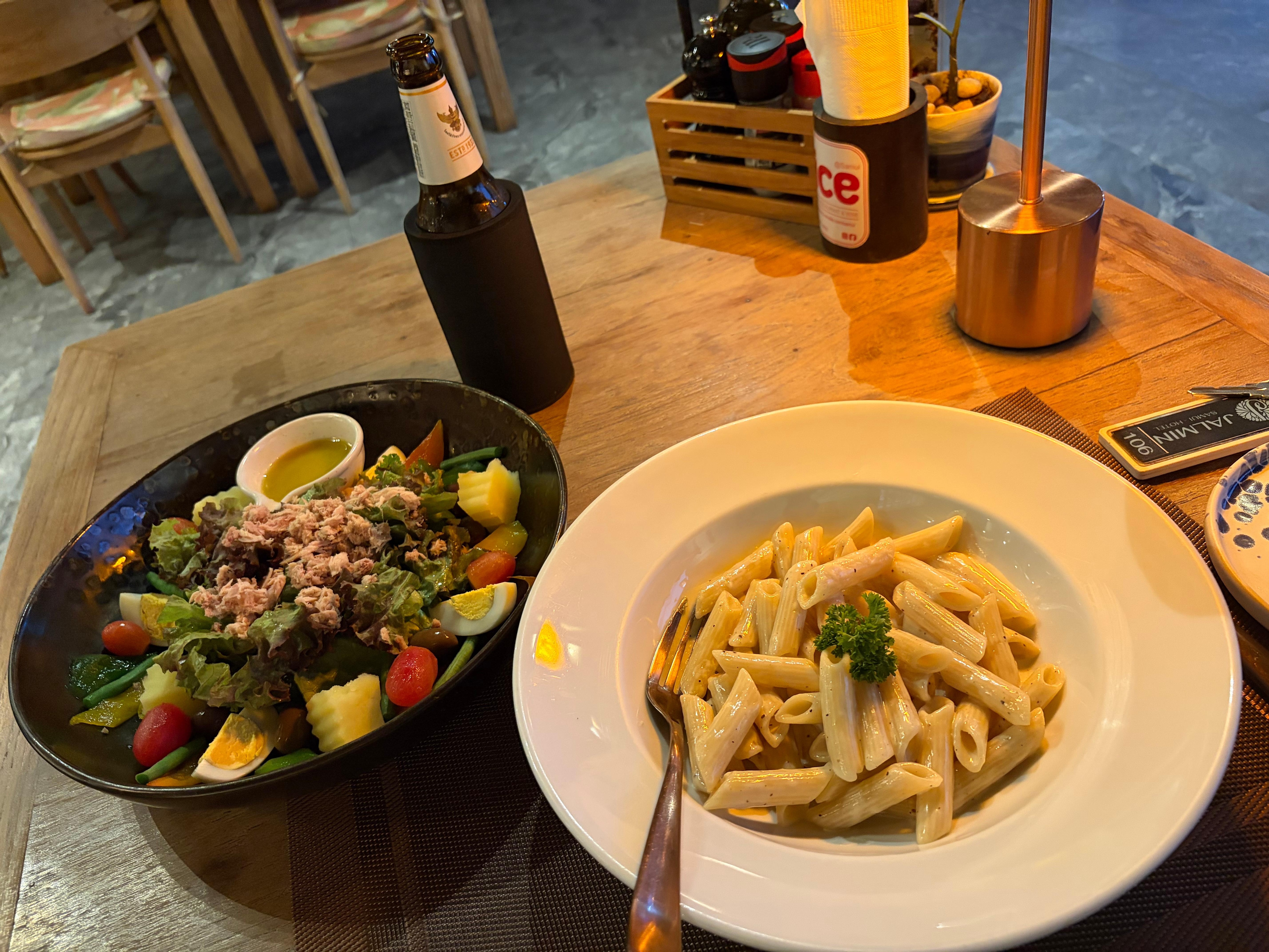 ホテルの食事。
私は辛いのが苦手なので、イタリアンをいただきました。とても美味しいです。
タイのビールは私はとても美味しいなぁと思いました。