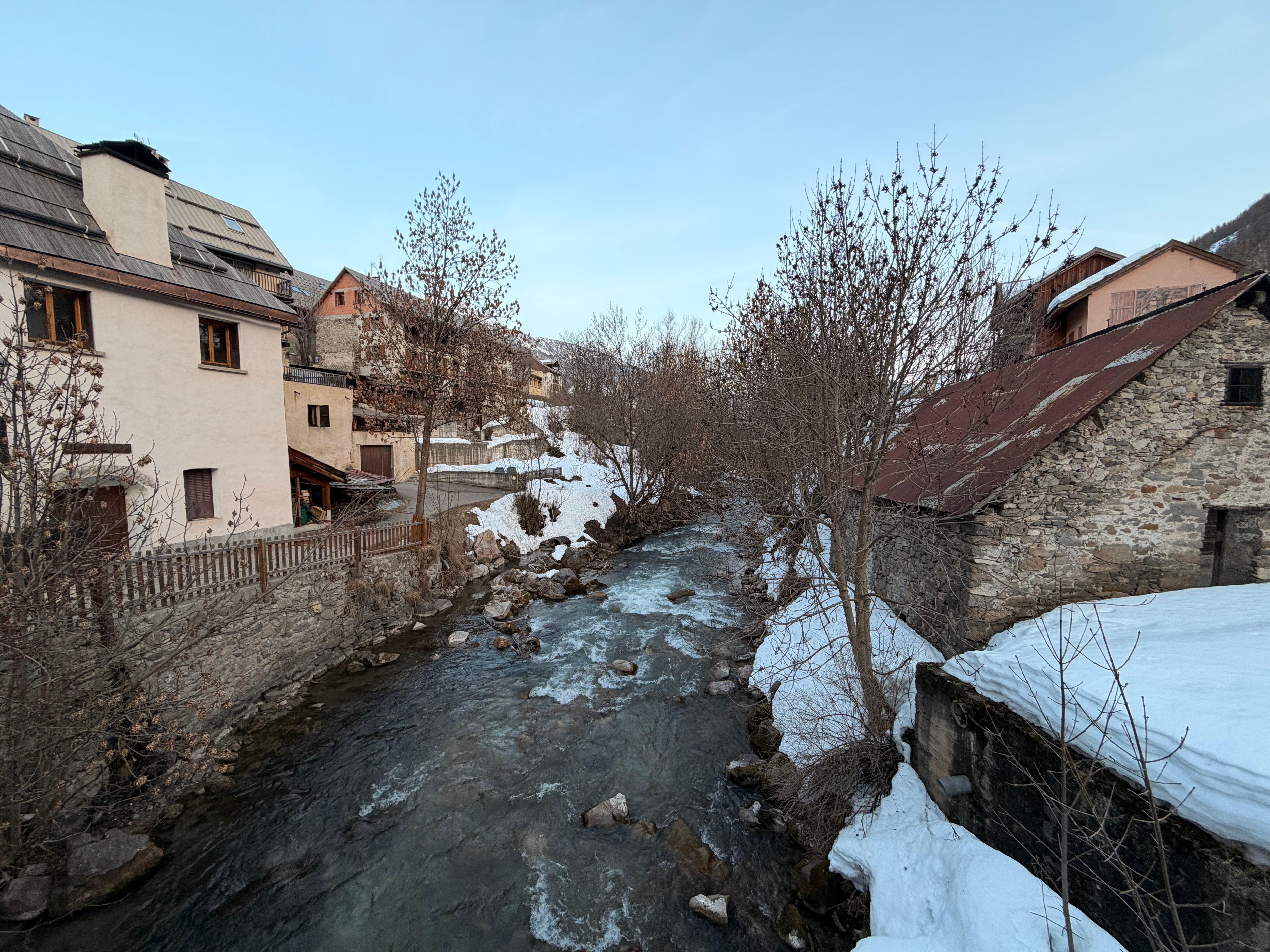 La rivière sur laquelle donne la terrasse 