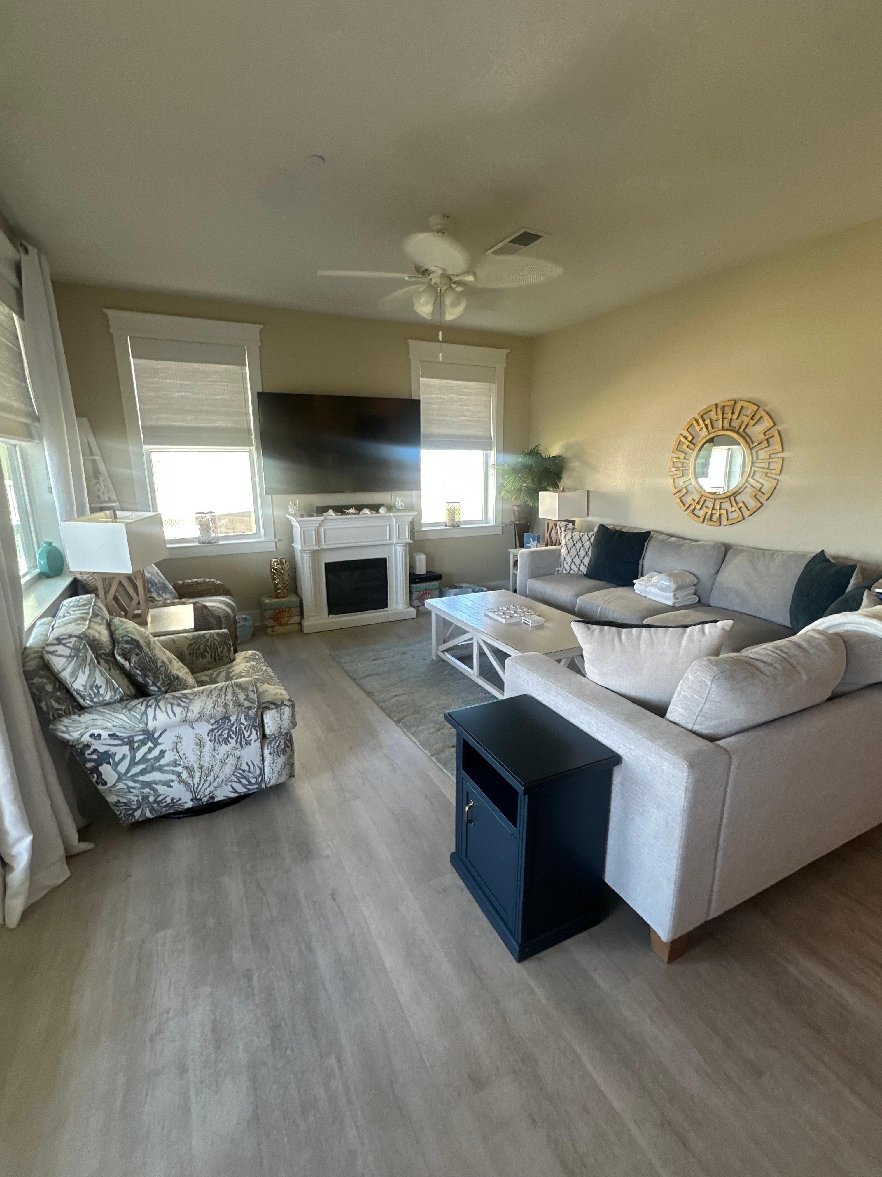 10/10 living area - clean and comfy! 