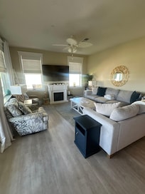 10/10 living area - clean and comfy!