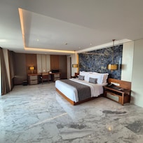 Big room king bed