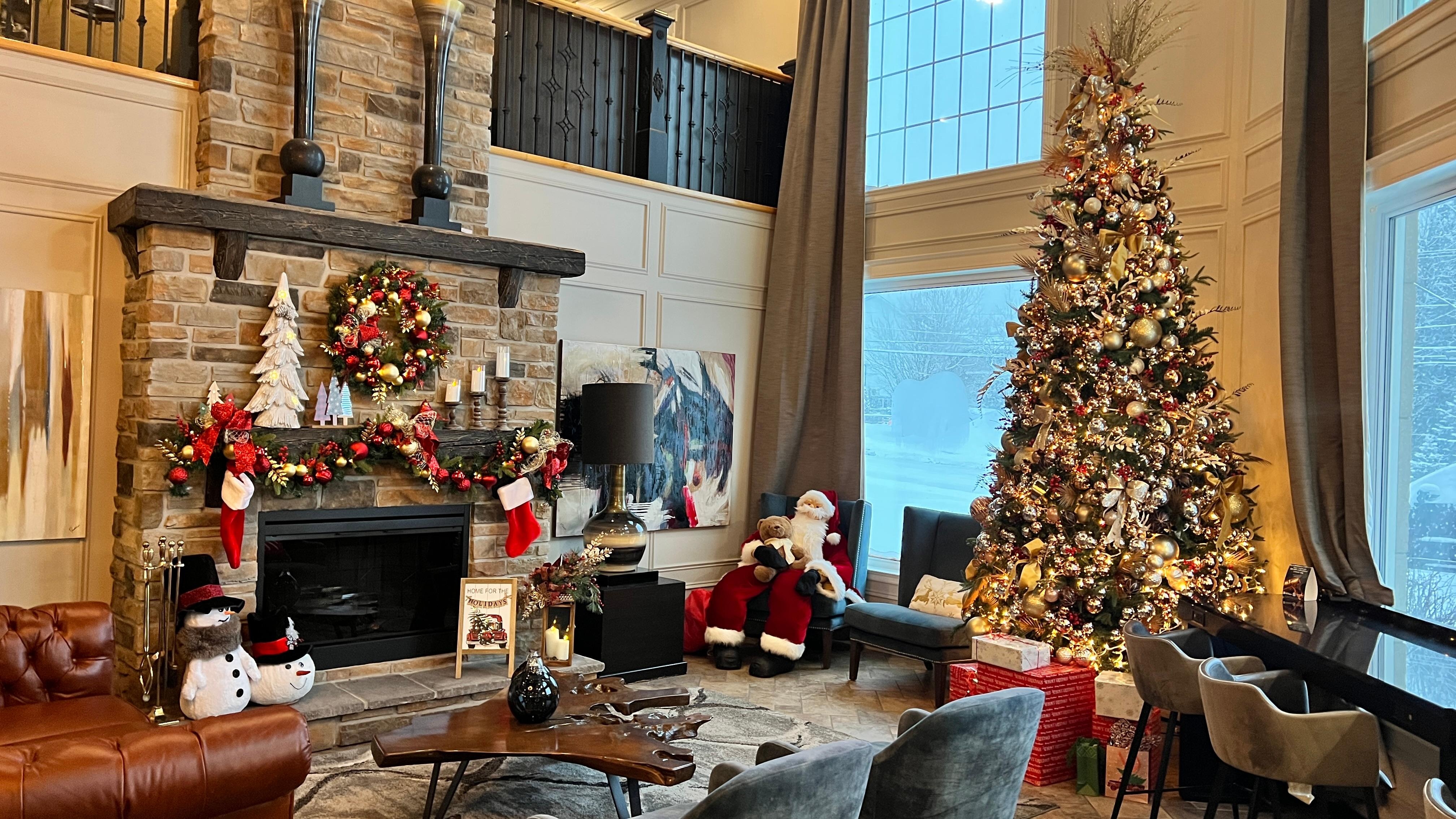 Plusieurs personnes se font photographier près du foyer.