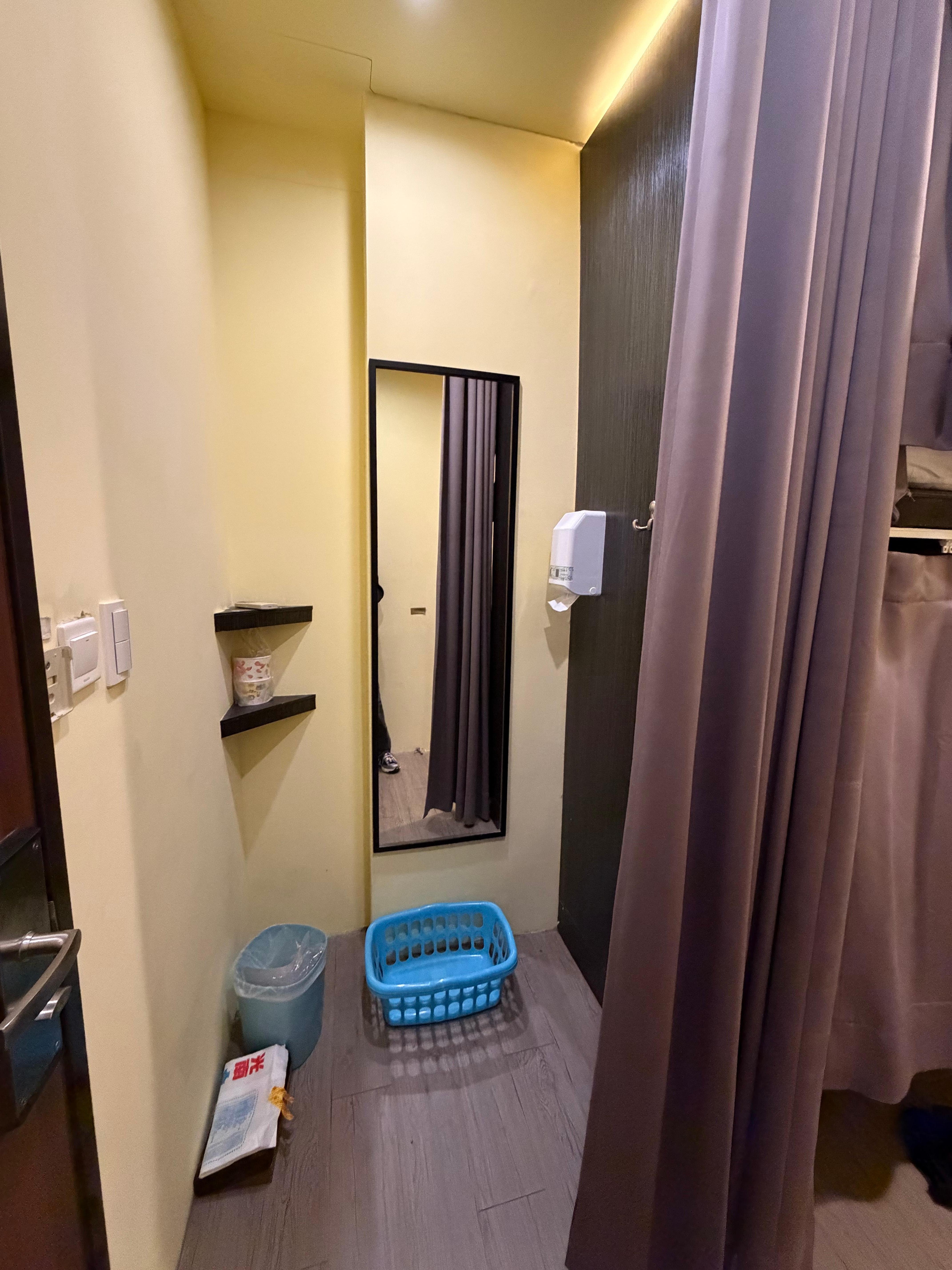 鏡子很重要，燈光充足