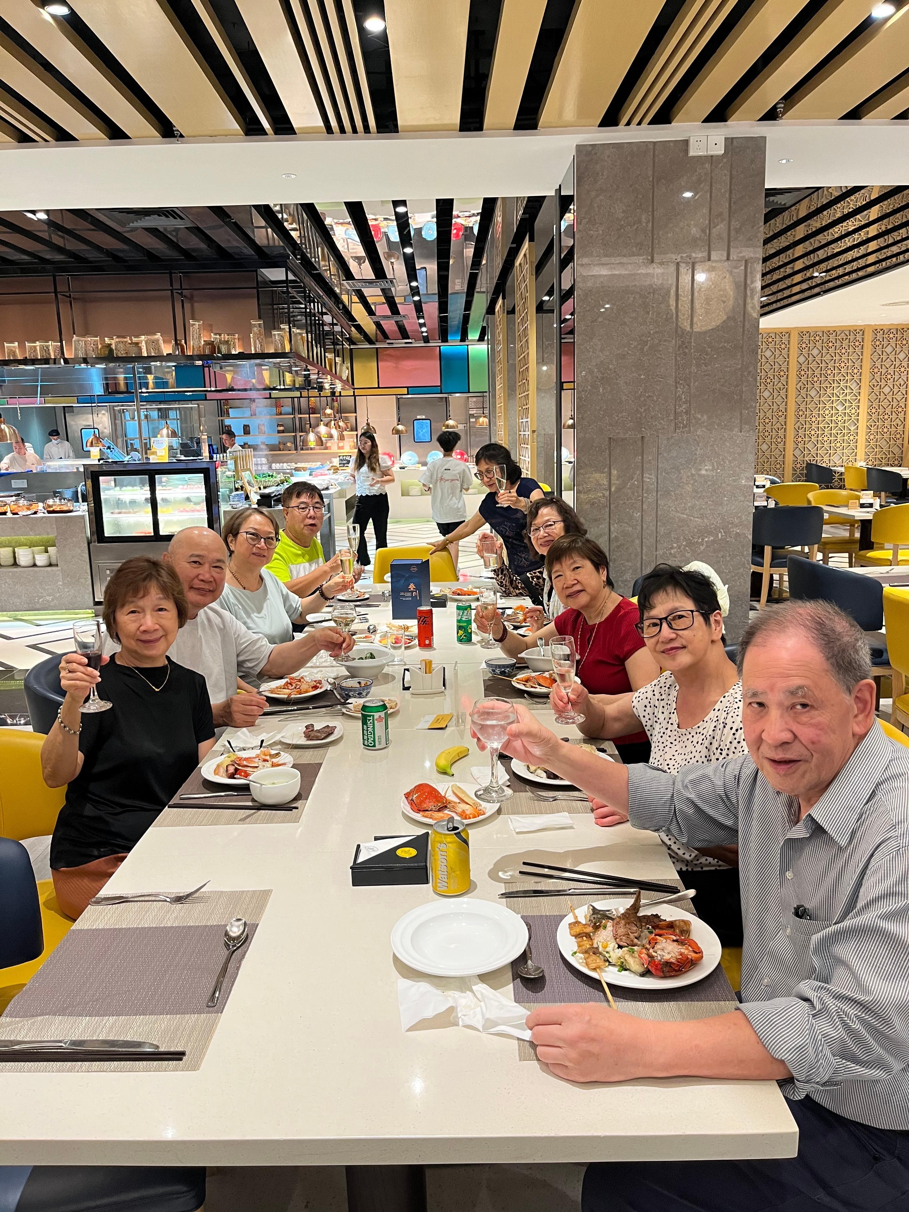 Siblings enjoying buffet 