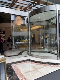 サイドガラス入口ガラスにwelcome、ようこその日本語表記