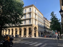 ホテルの外観。1階はお店が並ぶ。2階以上がホテル。
玄関は間口が狭い。