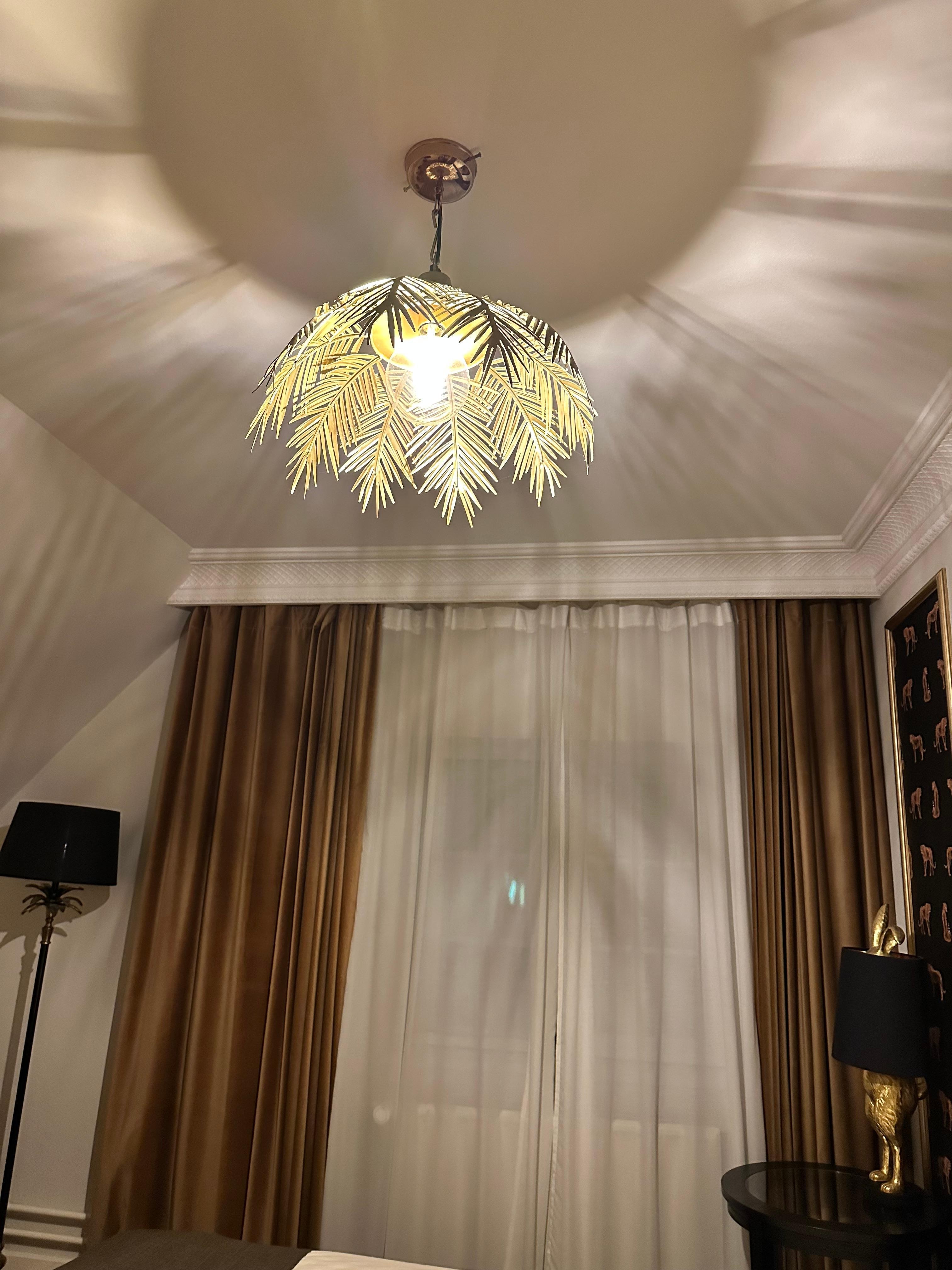 loftlampe på værelse