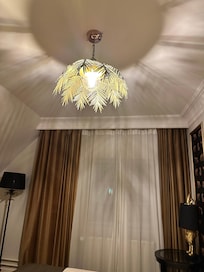 loftlampe på værelse