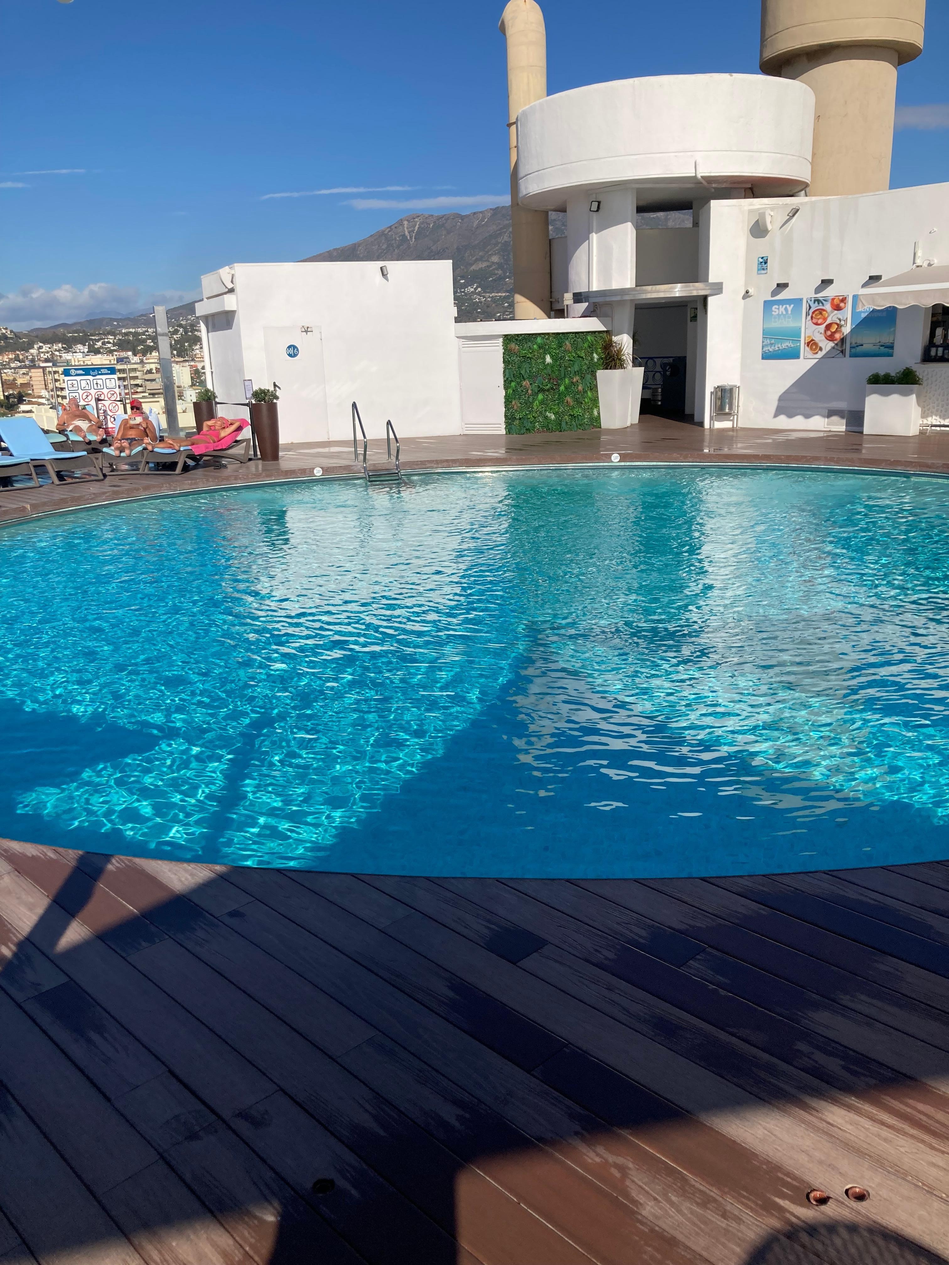 Roftop bar och pool på taket med vidunderlig utsikt. 