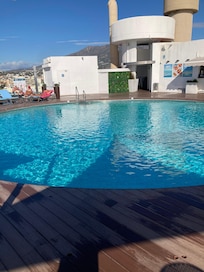 Roftop bar och pool på taket med vidunderlig utsikt.