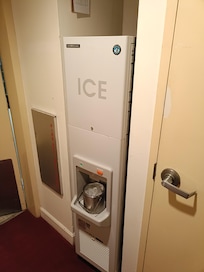 エレベーターの近くに 製氷機がありました!