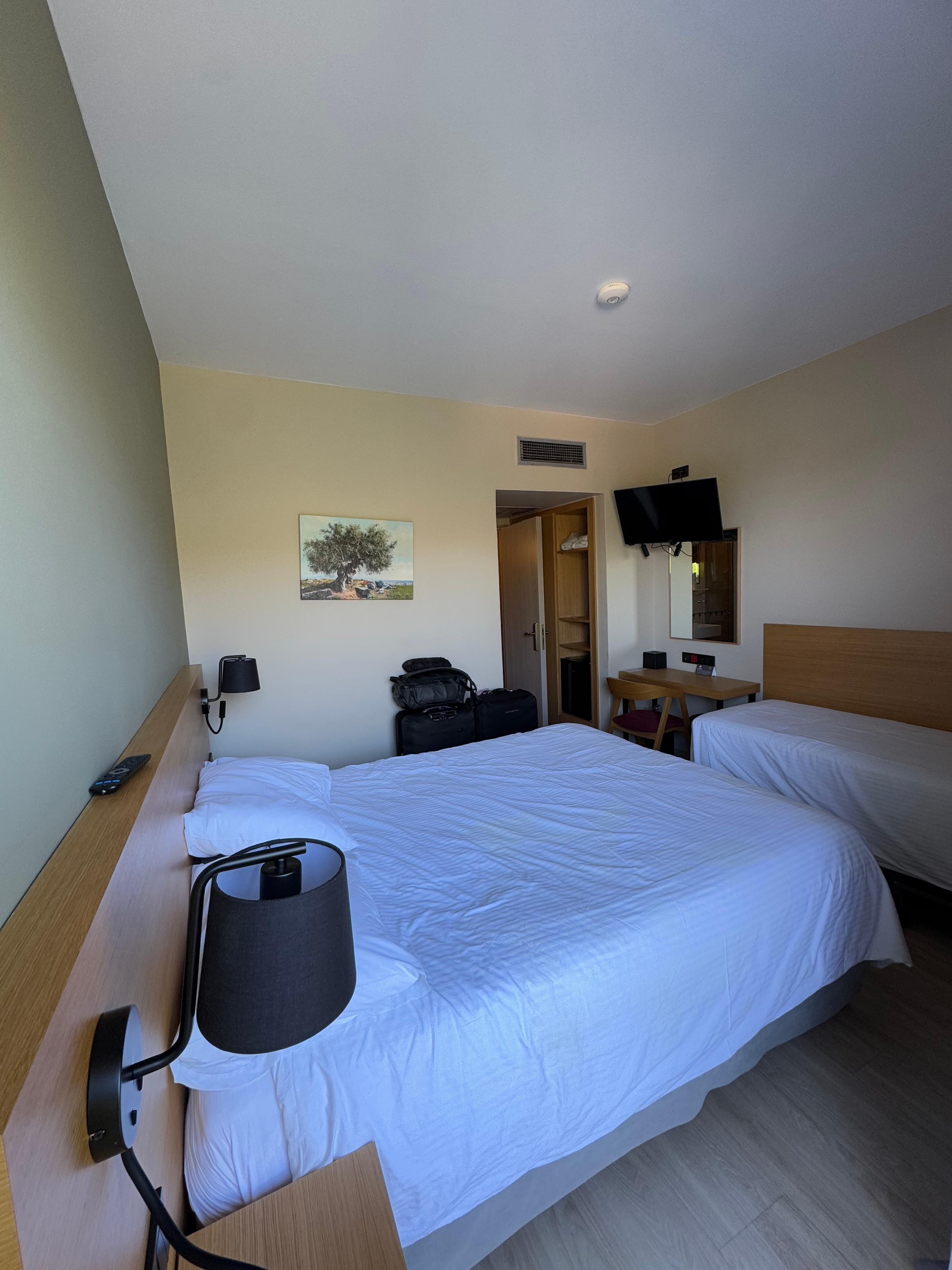 Chambre déjà très petite avec 3 lits pour 2 personnes