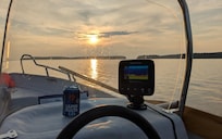 Fischen abends mit dem Motorboot.