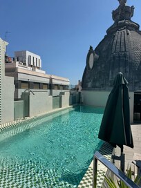 Pool auf dem Hoteldach, gute Bar