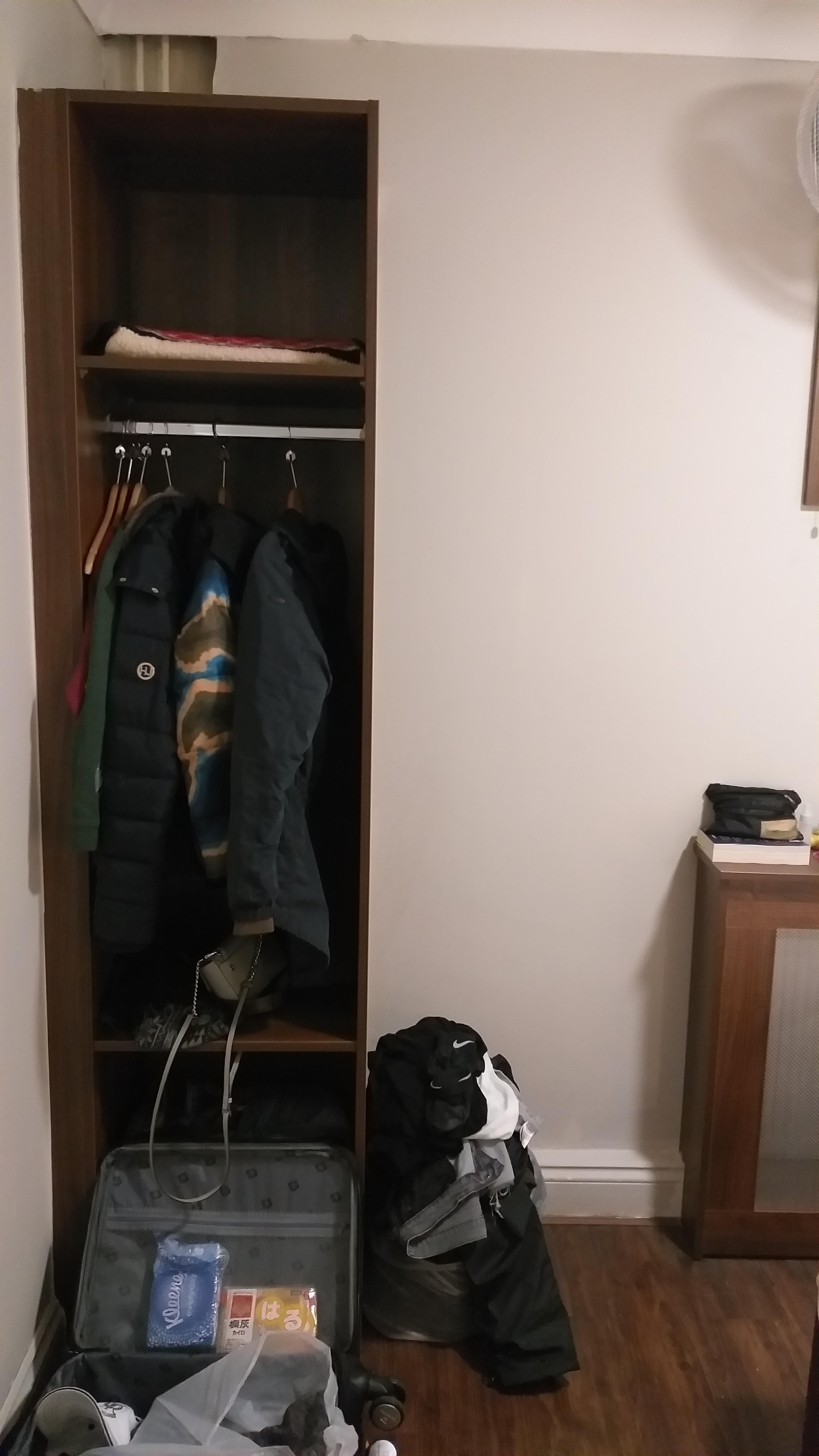衣櫃咁細 三個人點用！冬天褛點掛呀 ！重有衭呢！連柜桐都  冇！