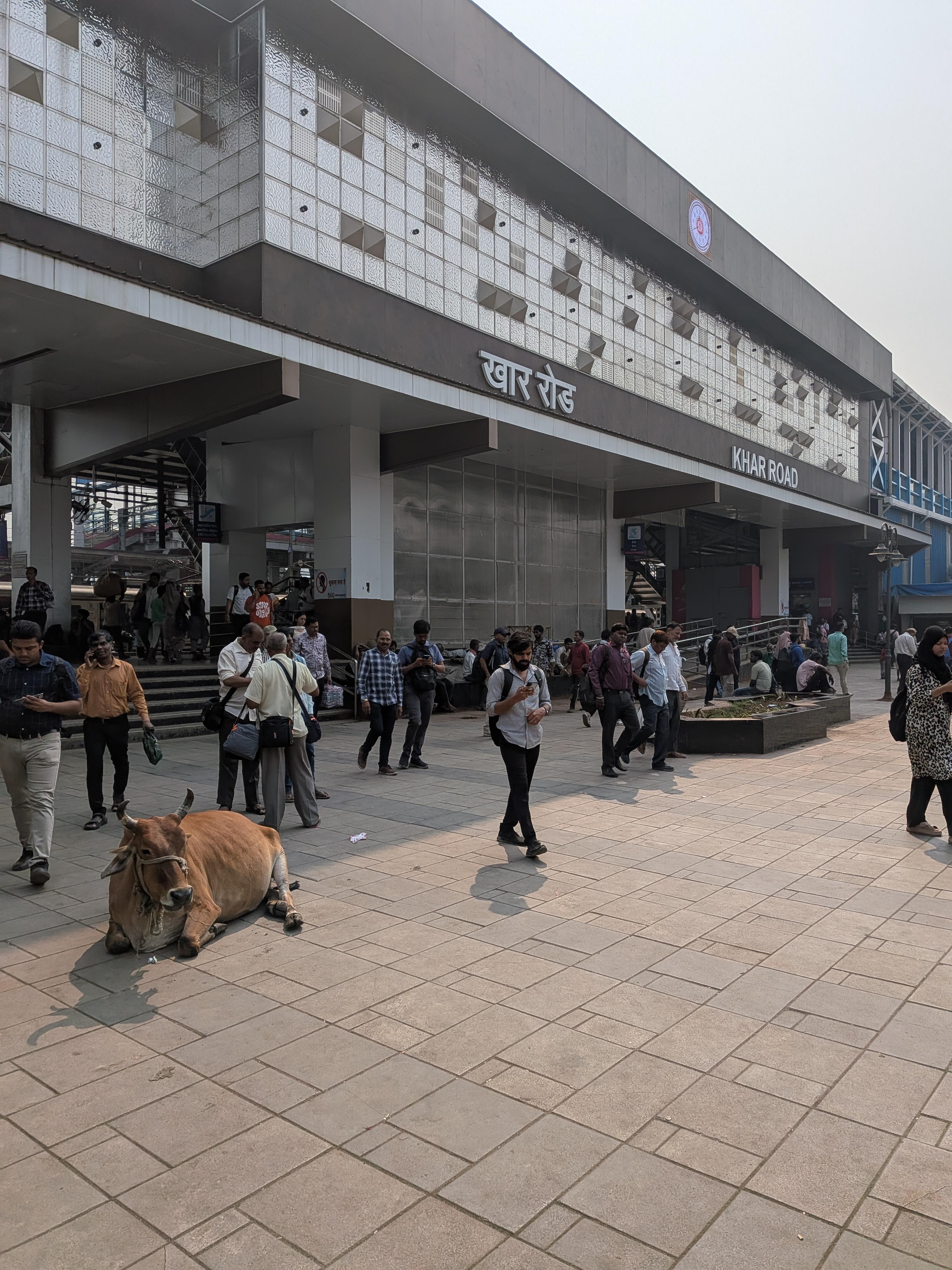 ホテルから歩いて5分くらい、カーロードという駅