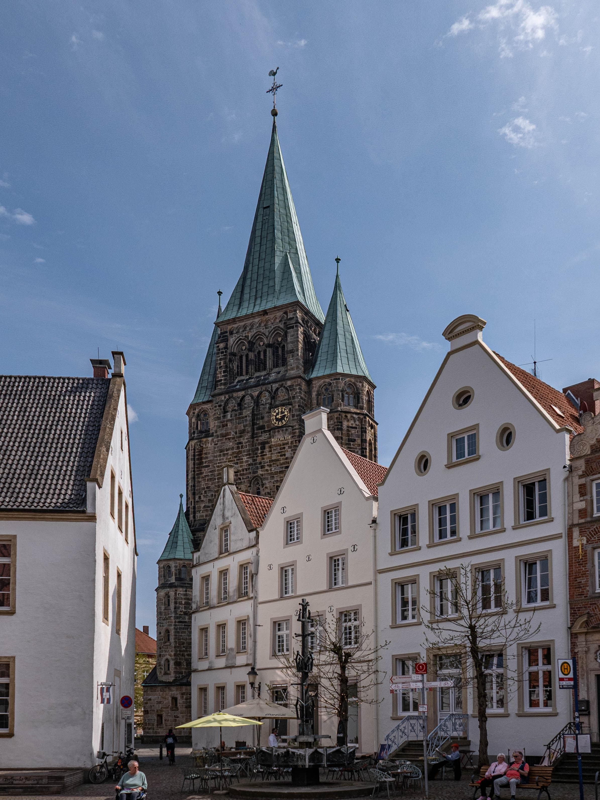 Am Marktplatz von Warendorf - im Hintergrund Turm von St. Laurentius.