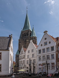 Am Marktplatz von Warendorf - im Hintergrund Turm von St. Laurentius.