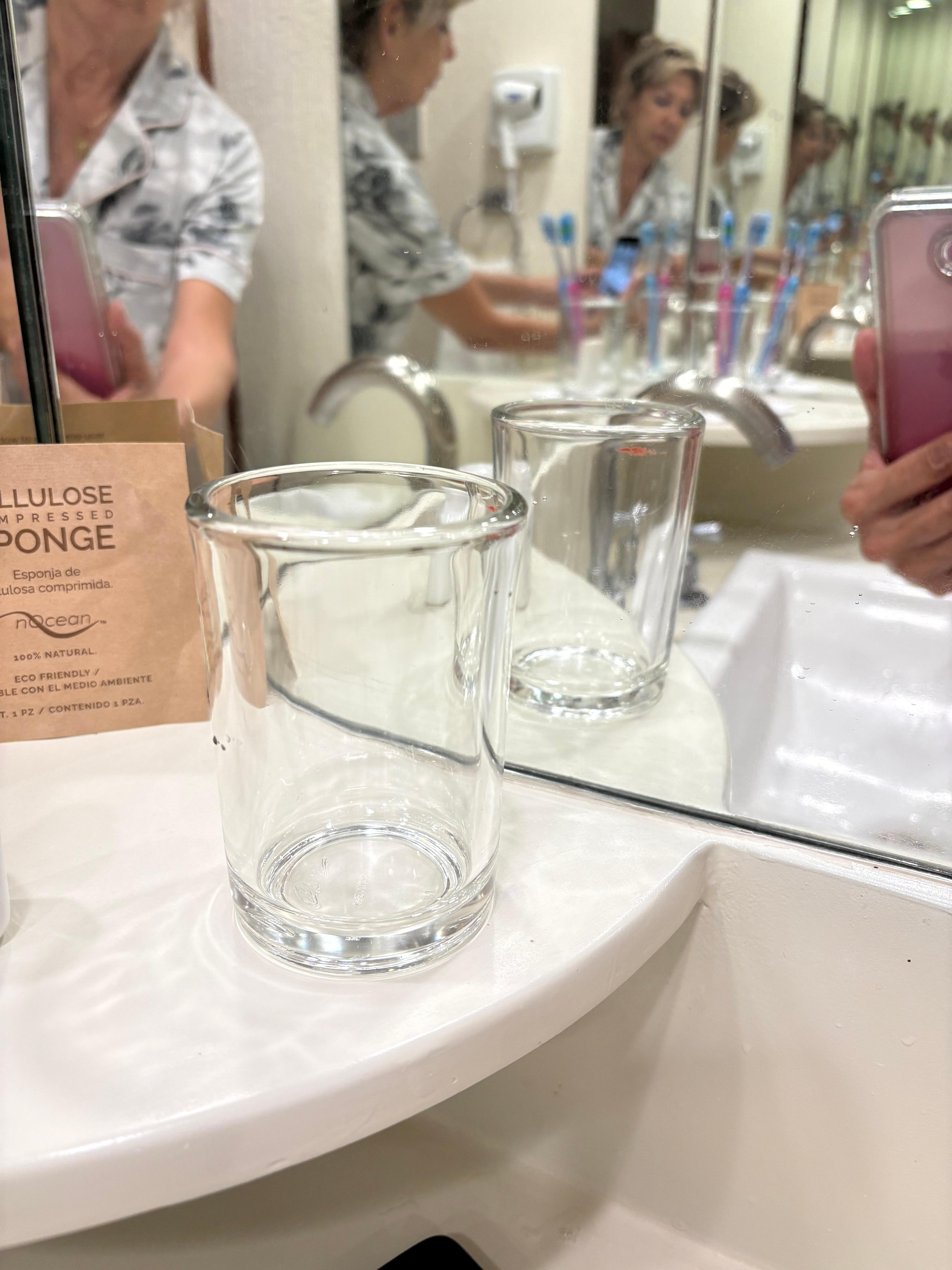 Vaso con labial “recién entre a la habitación!”