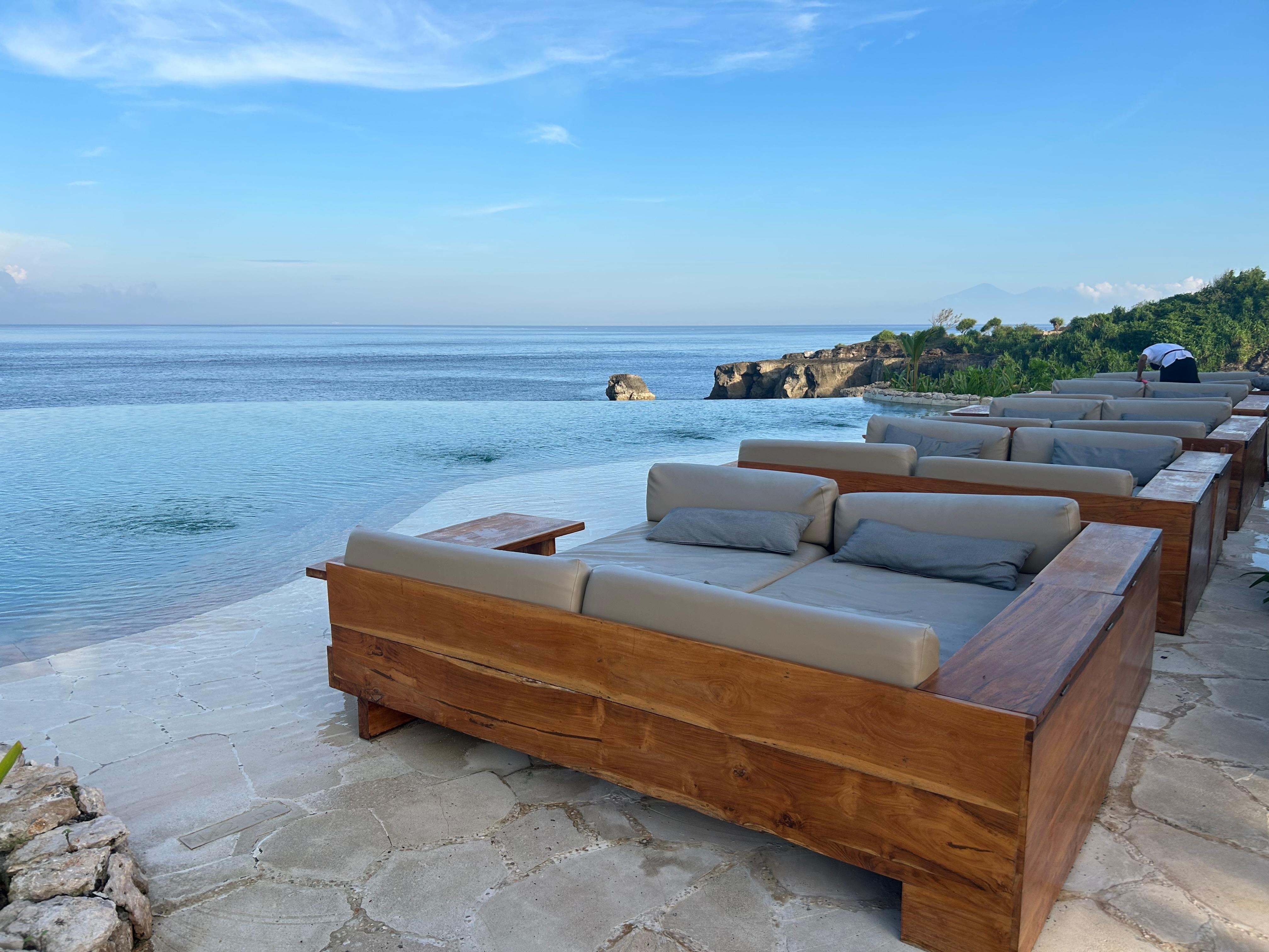 The lounge bordering the fantastic infinity pool 