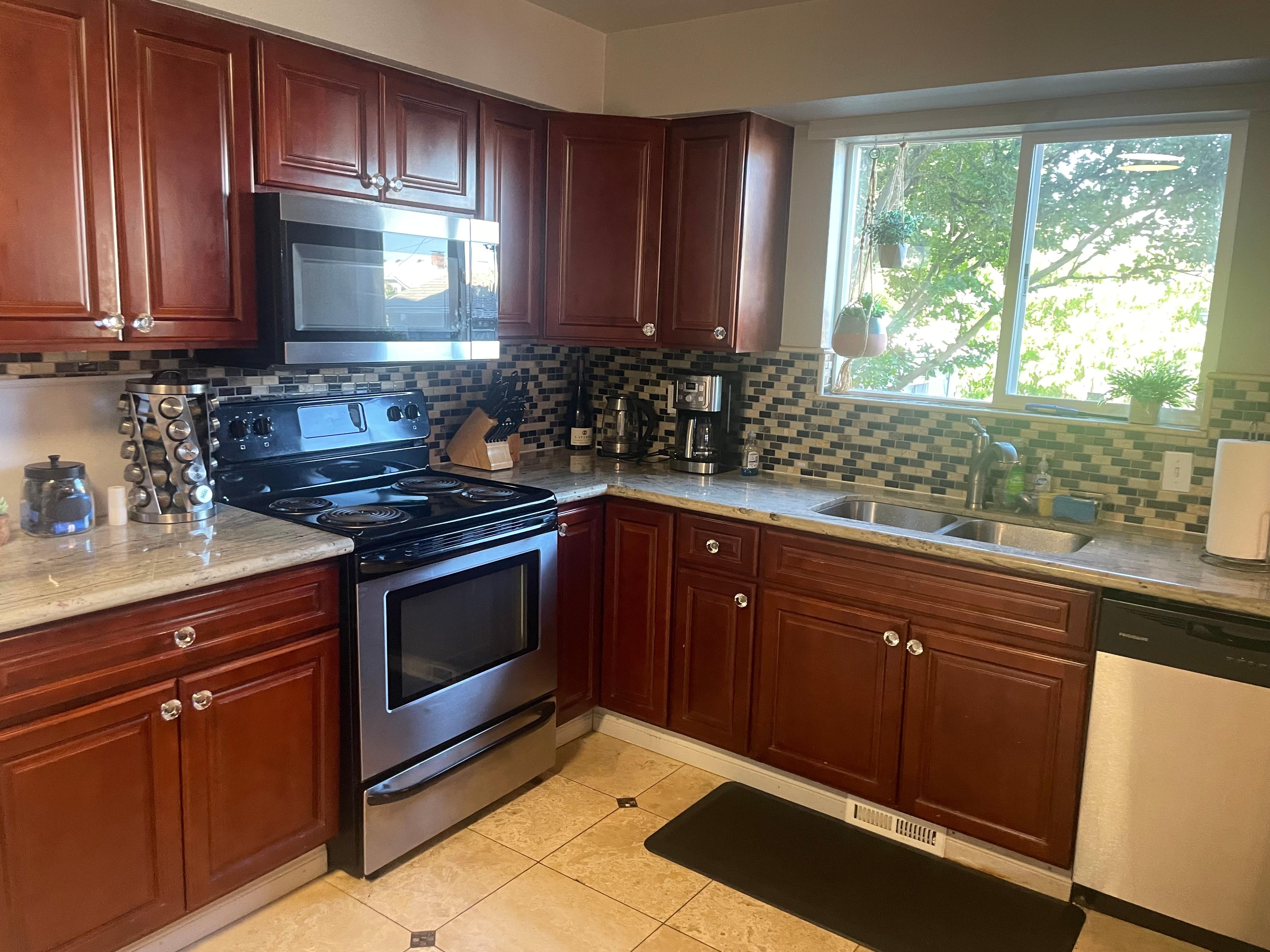 Large, very well stocked kitchen