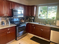 Large, very well stocked kitchen