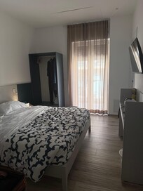 Double/twin bedroom w/small balcony