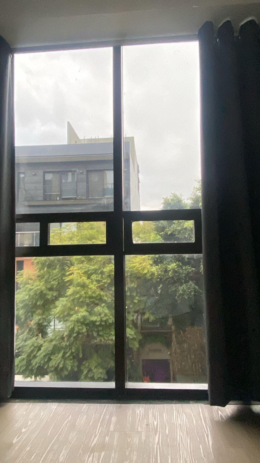 Las ventanas y la vista son preciosas