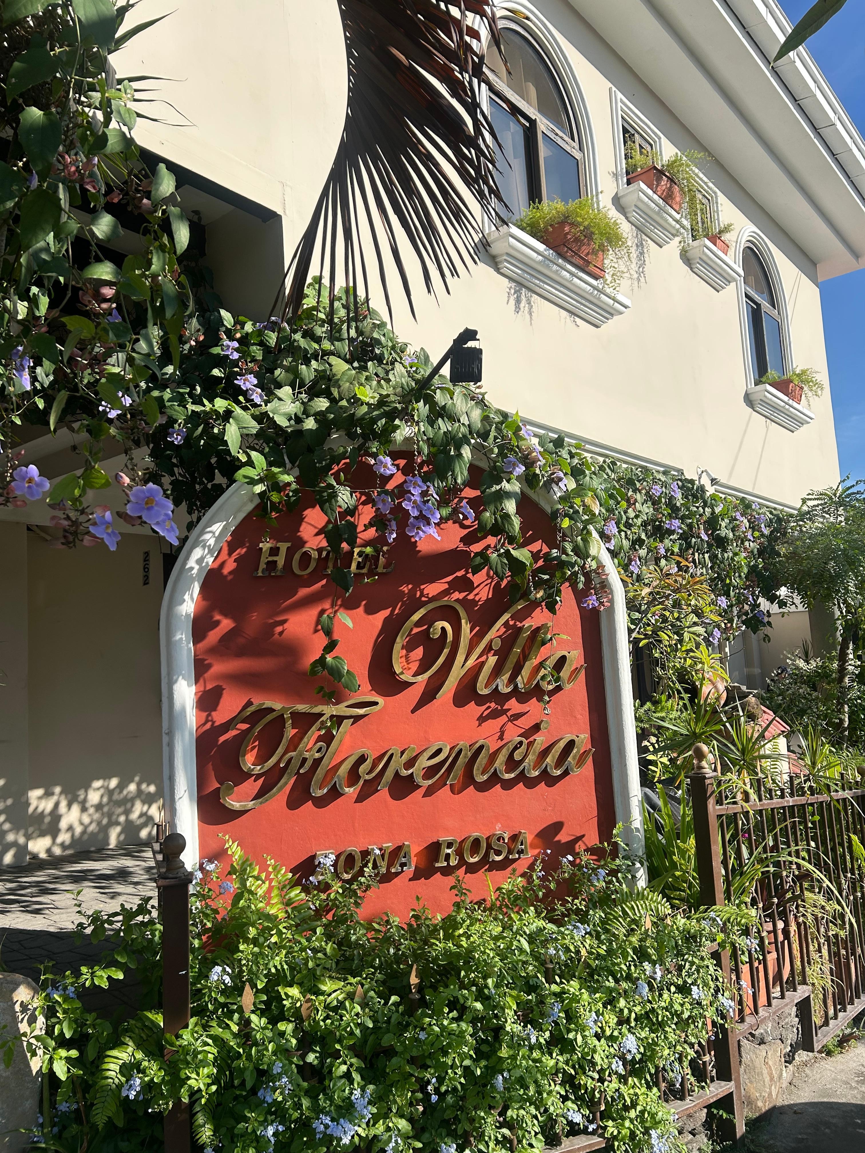 Placa com nome do hotel 