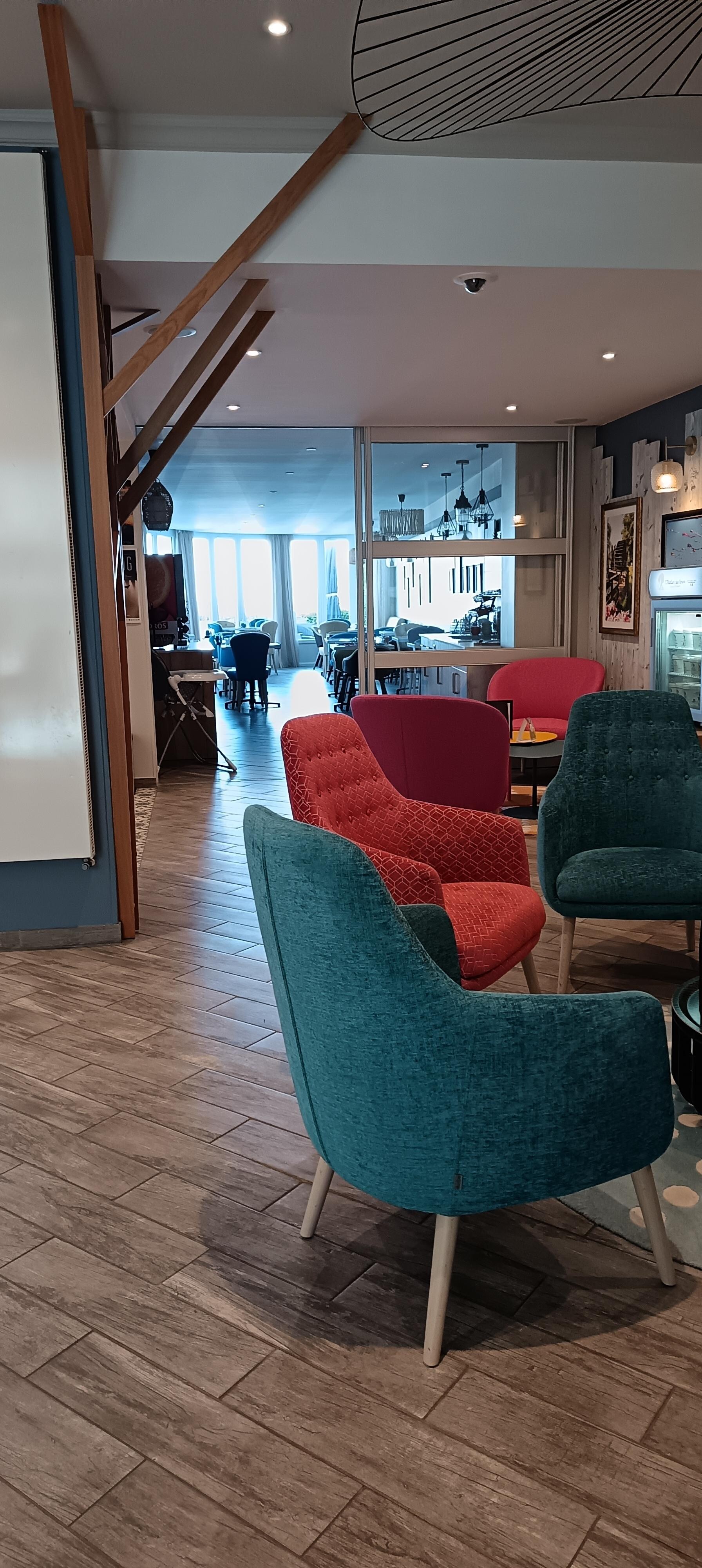 Le salon permettant d'attendre le ou la retardataire