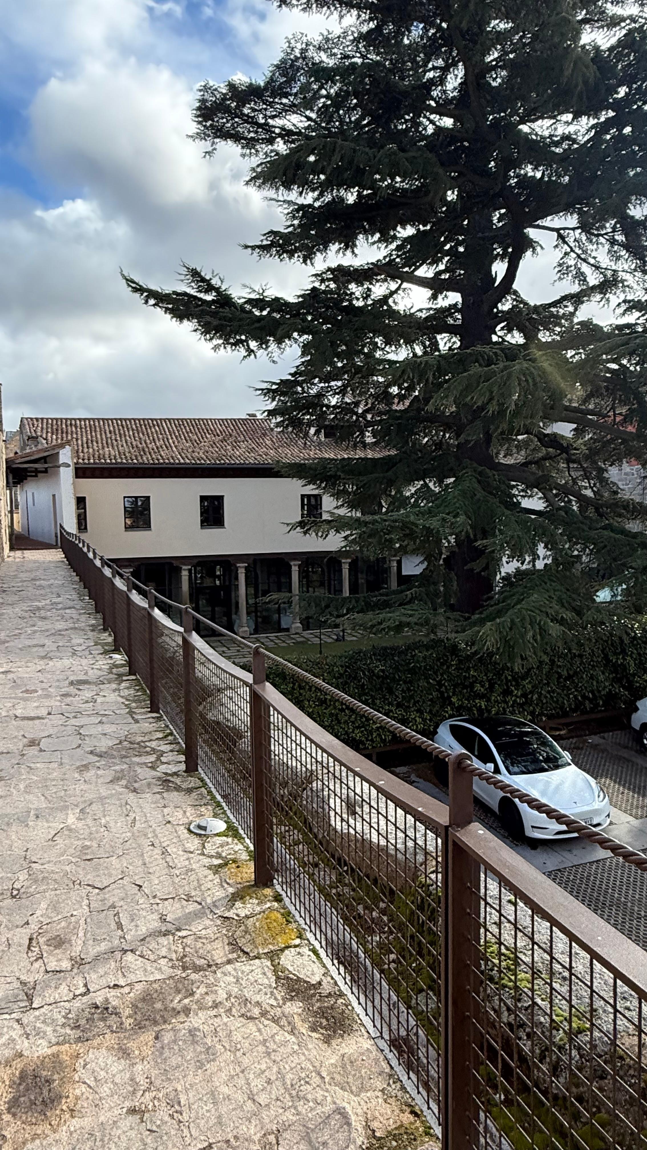 Tirada de cima da muralha. E a parte de trás.