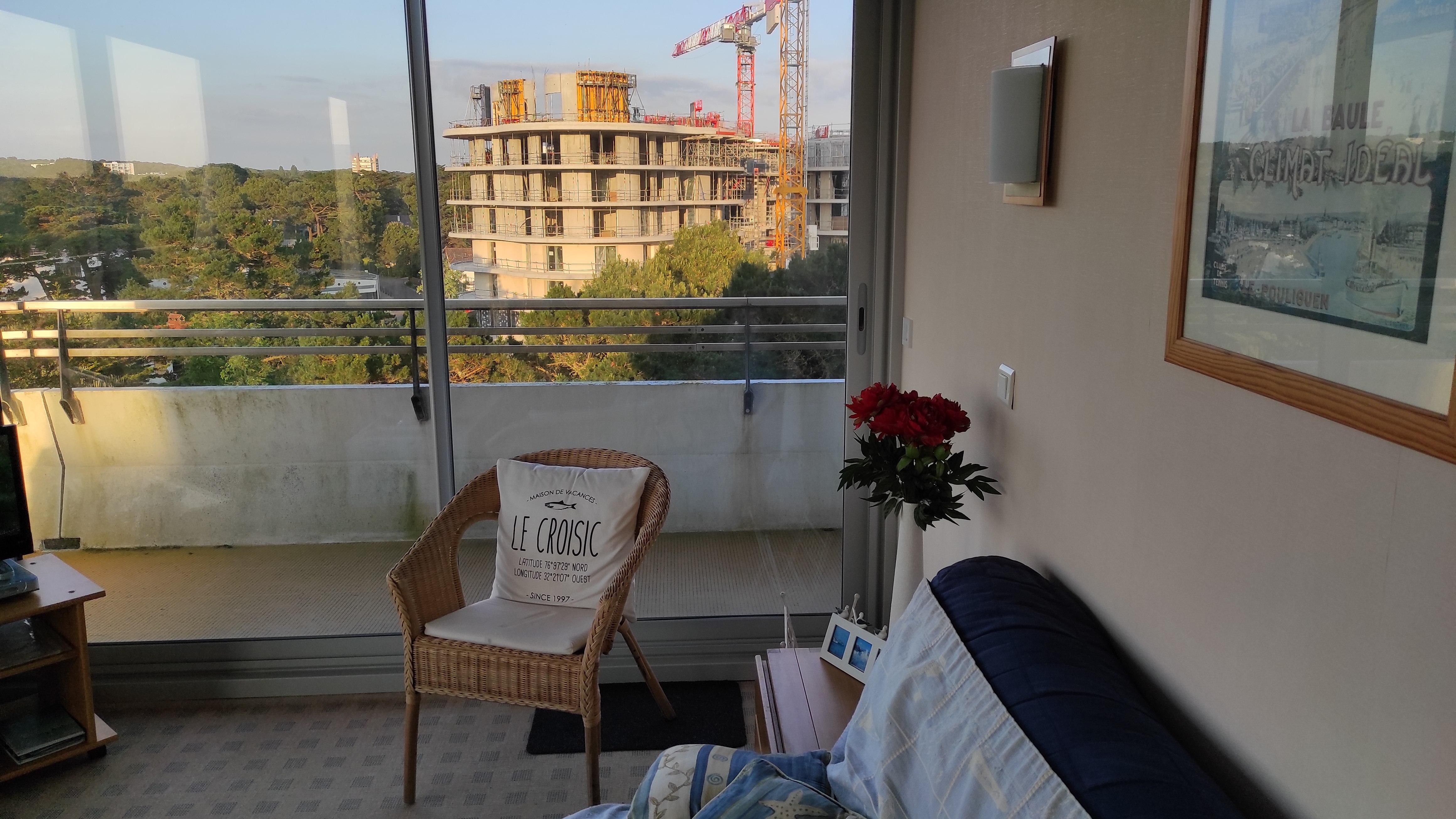 travaux proche location , dès 7.30h nuisances sonores et visuelle , bip bip de grue , perforateur et betonniere toute la journée