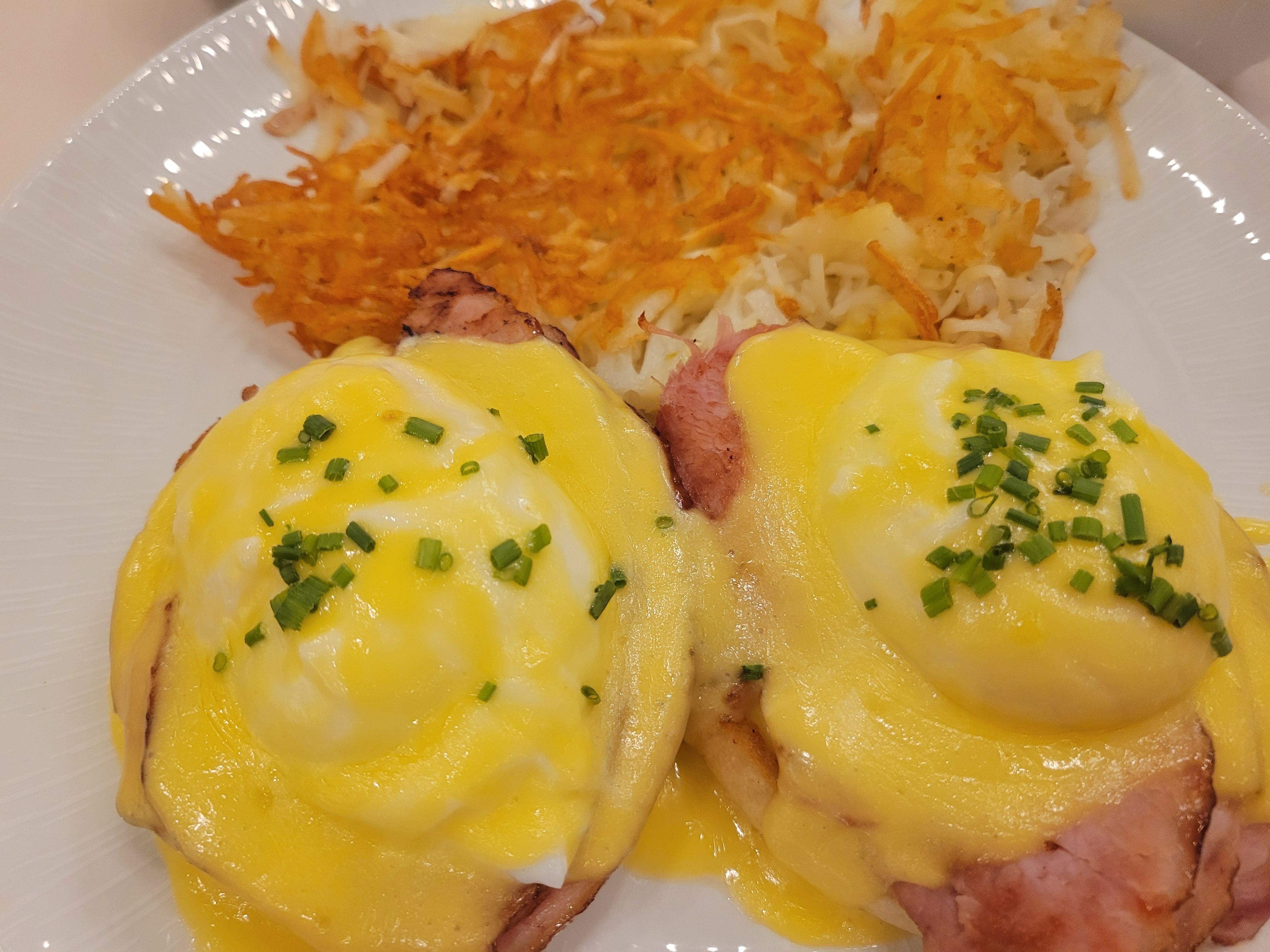 Eggs Benedict at Sid's 