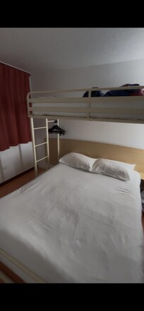 Chambre 3 personnes avec draps faits, certes déchirés mais ça n'est pas grave