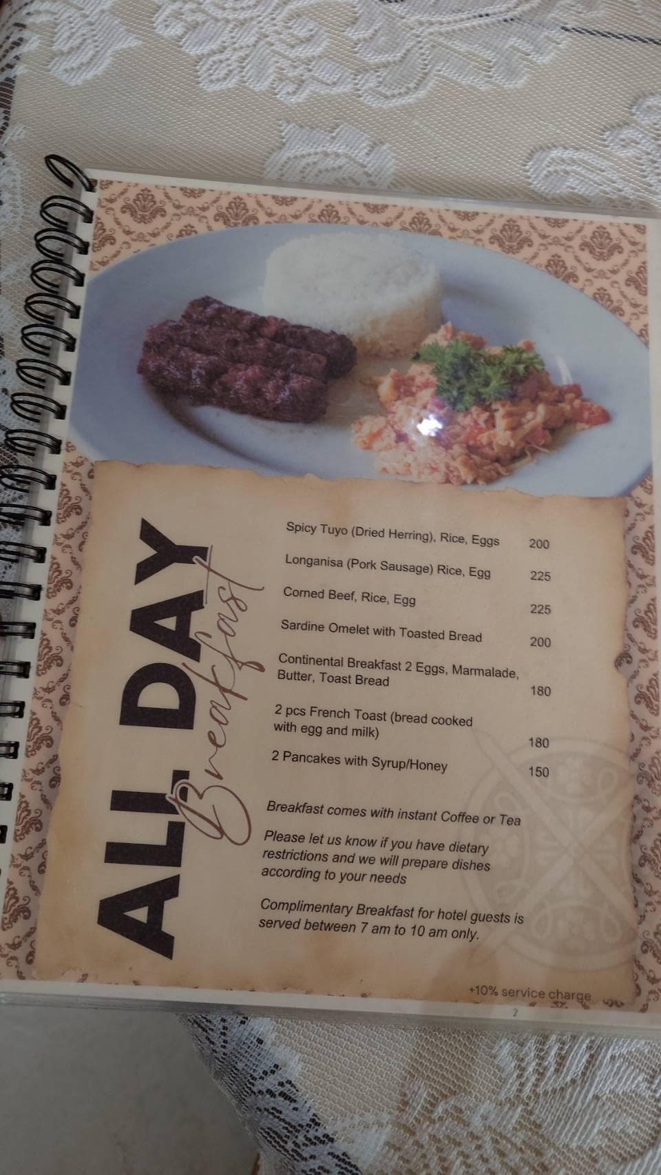 朝食付きプランでは、この中からコーヒー付きで無料で選べます。別途、サラダも頼みました。