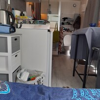 Chambre, cuisine, douche, WC dans même pièce de 12m2,