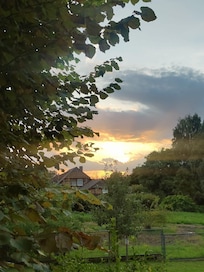 Diesen schönen Ausblick kann man abends auf dem kleinen Balkon genieĂen.