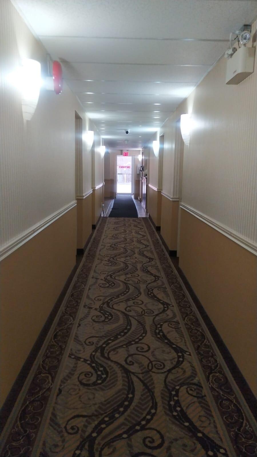 Pasillo principal al estacionamiento y la recepción