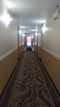 Pasillo principal al estacionamiento y la recepción