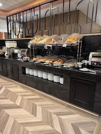 Une partie de la salle du petit-déjeuner buffet