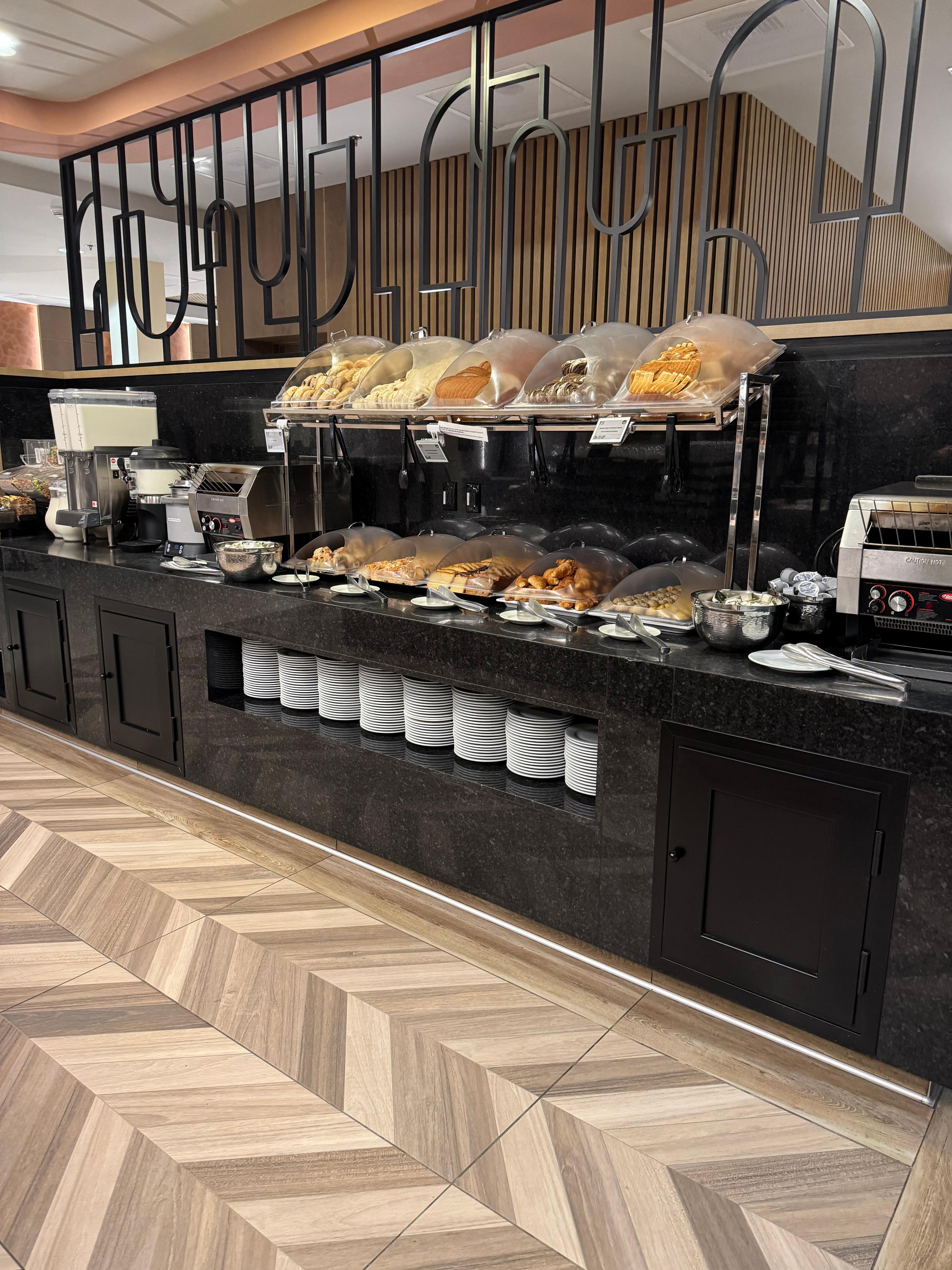 Une partie de la salle du petit-déjeuner buffet