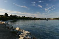 Der nahegelegene Strand bei Flut