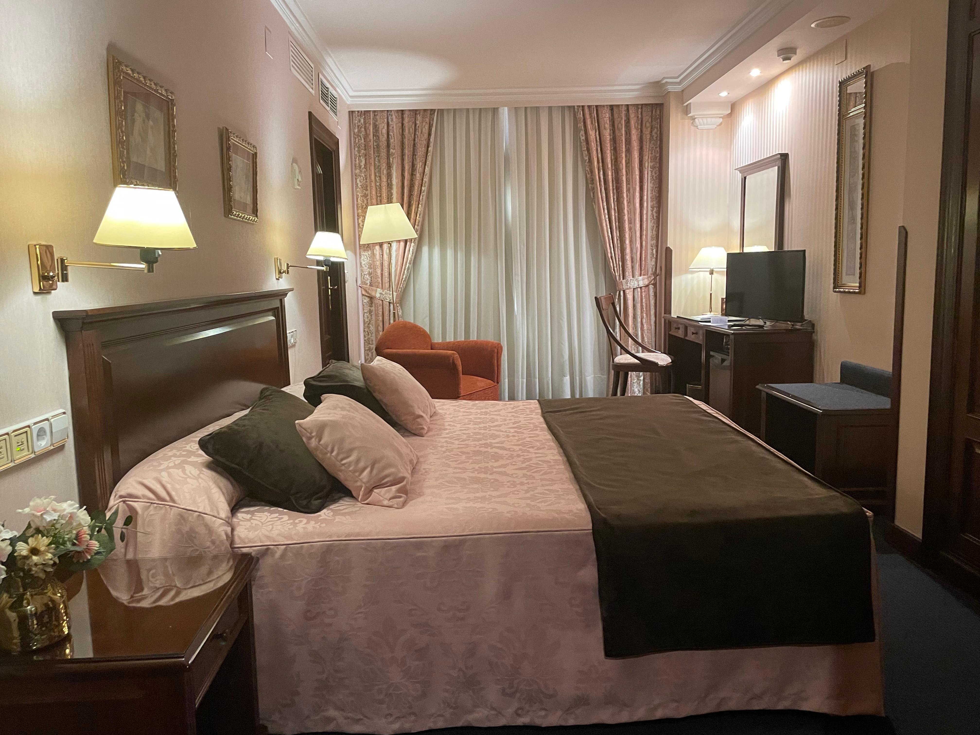 Habitación con cama de matrimonio grande