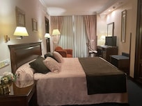 Habitación con cama de matrimonio grande