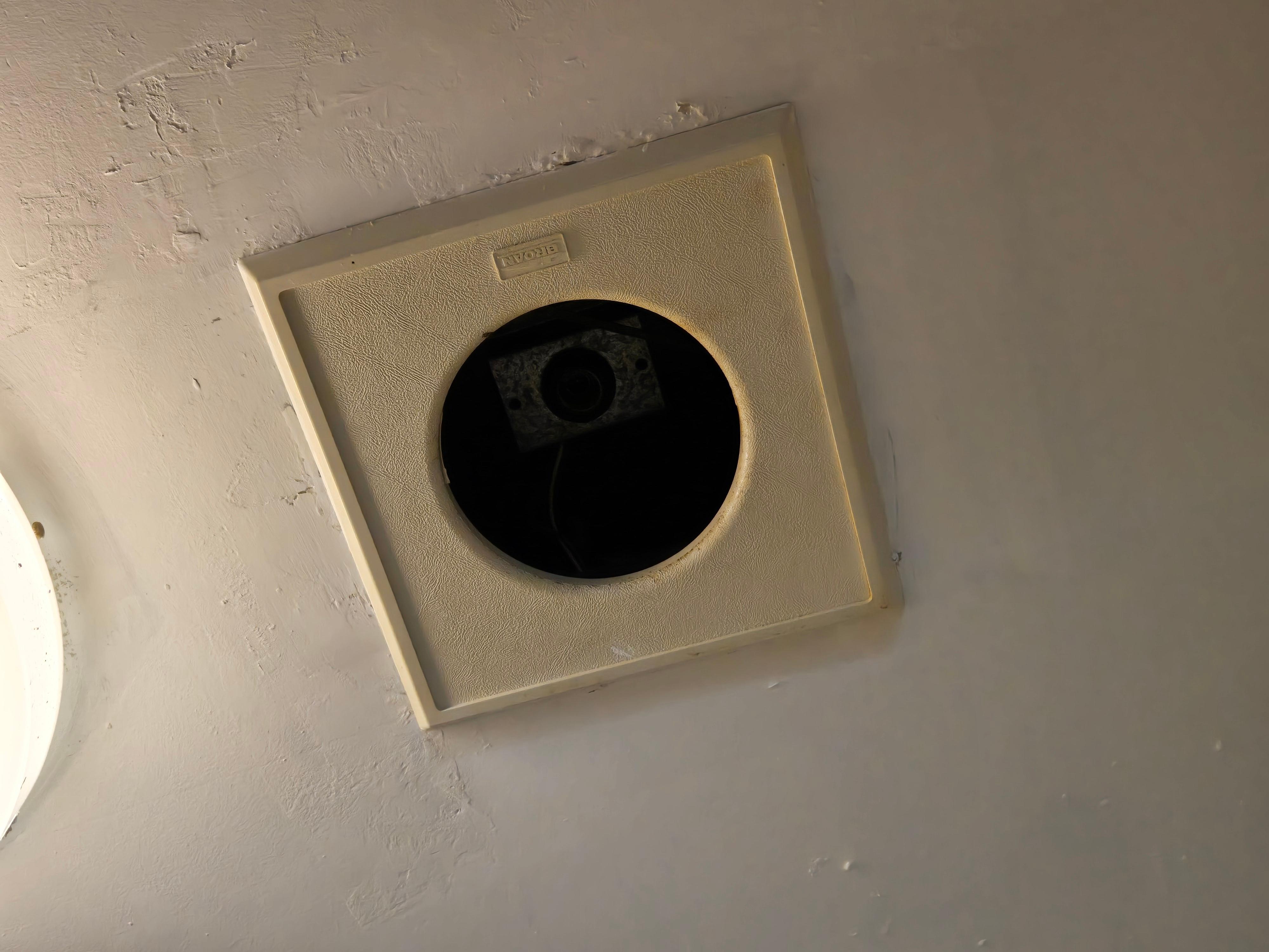 No light or fan system. Just a hole.