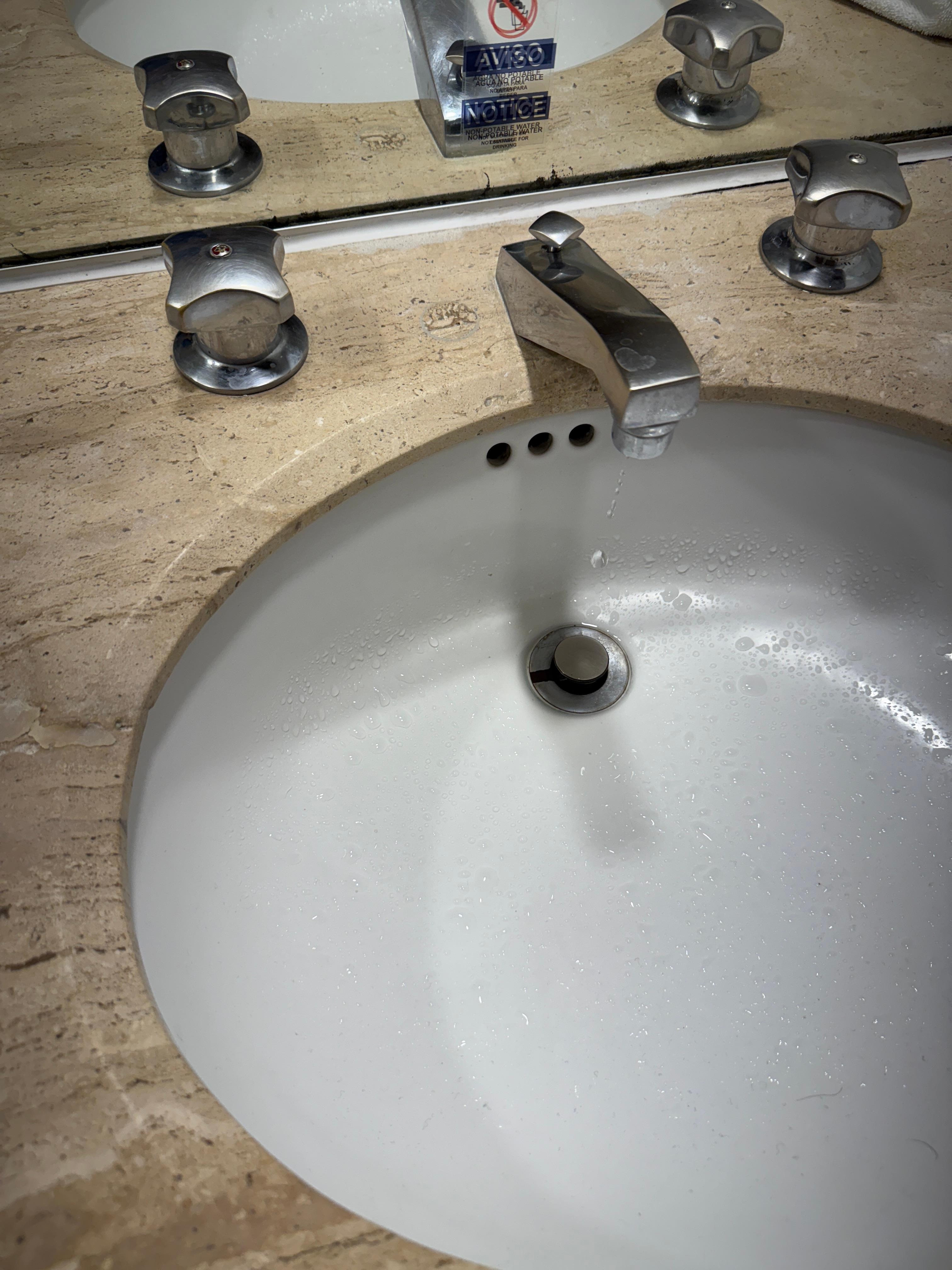 Las llaves del lavabo ya son muy viejas