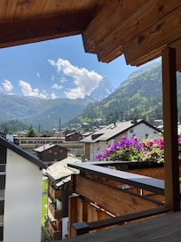 Aussicht aus dem Zimmer allerdings nur ein Seitenfensterchen! Vom Balkon hatte man seitliche Sicht