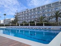 Hotel Tropical pool area
