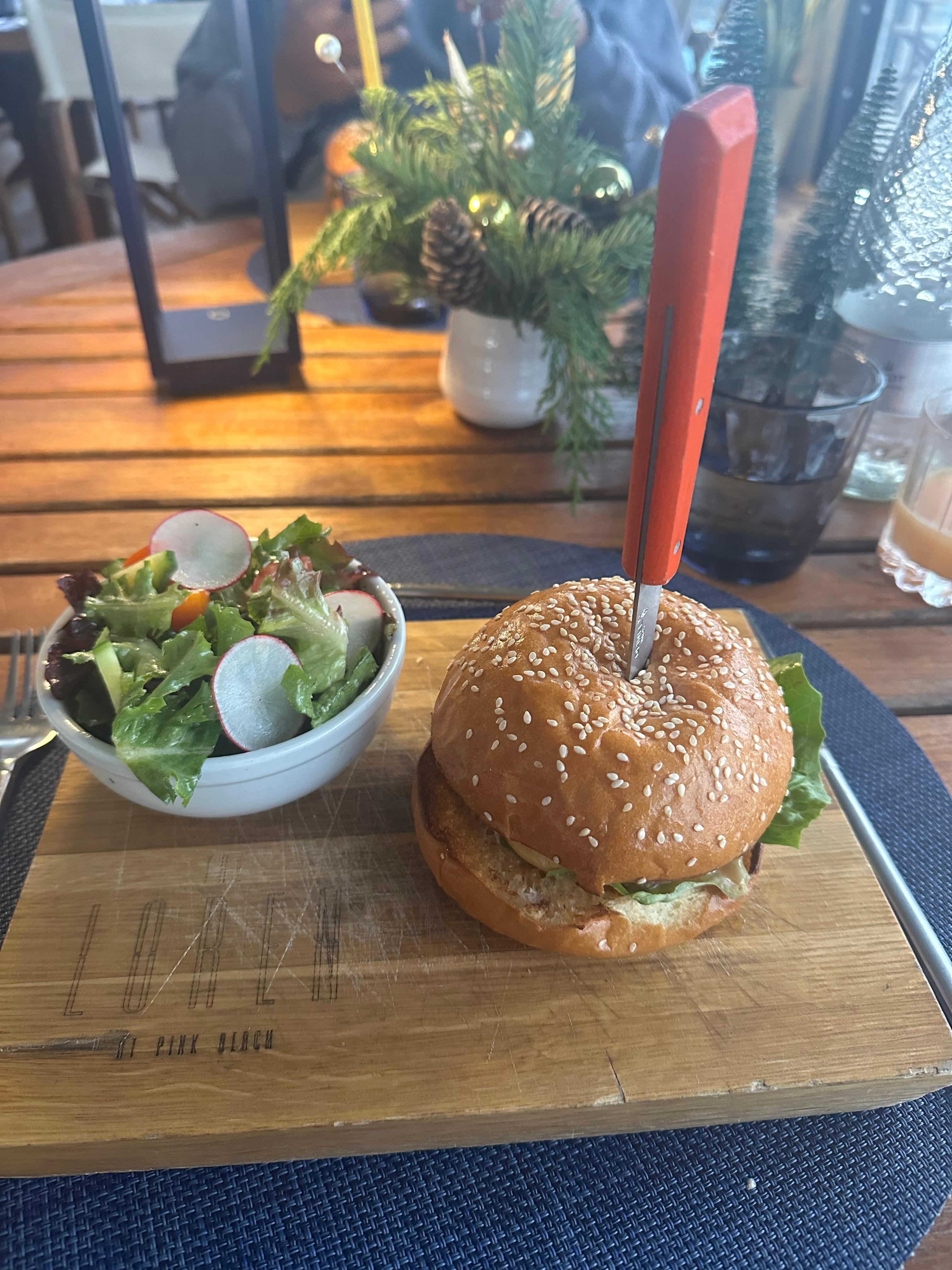 The Loren Burger was incredibly juicy and delicious! 🤩