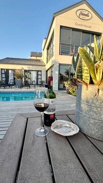 Blick vom Pool zum Guesthouse.